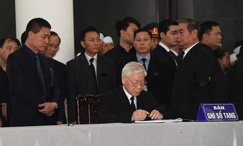 Tổng Bí thư Nguyễn Phú Trọng ghi sổ tang: "Xin kính cẩn nghiêng mình trước anh linh Đồng chí Trần Đại Quang"