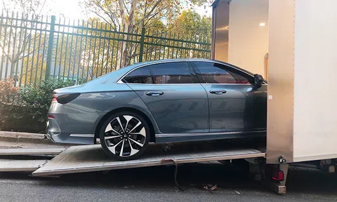 NÓNG: Cận cảnh xe Vinfast được vận chuyển từ Italia đến Pháp