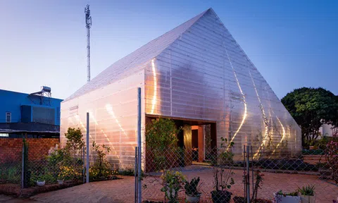 Trẻ hóa căn nhà cũ nát mà không cần đập đi xây lại, KTS Việt được báo Tây khen nức nở