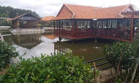 Vợ cán bộ thuế nghèo khó xây 15 nhà chòi kiểu đại gia để ngồi chơi