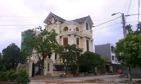 Khó tin loạt biệt thự đồ sộ ngang nhiên án ngữ đất quốc phòng
