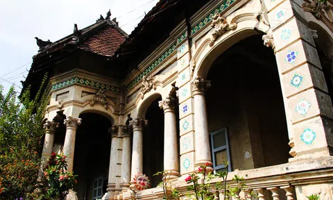 Cây dại bao trùm biệt thự gần 100 tuổi bỏ hoang ở Sài Gòn