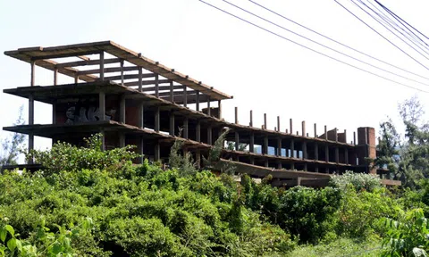 Khách sạn bỏ hoang 30 năm chờ sập bên bãi biển Đại Lãnh