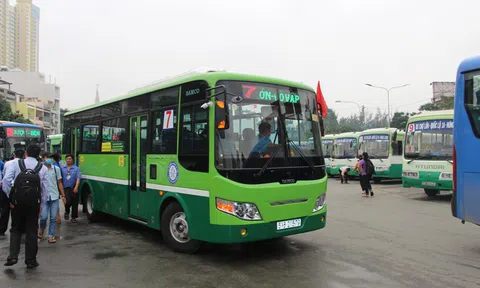 GrabBike 'bùng nổ', nhiều tuyến xe buýt phải ngưng hoạt động
