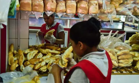 Khủng hoảng kinh tế, bánh mì thành món ăn sang chảnh của dân Venezuela