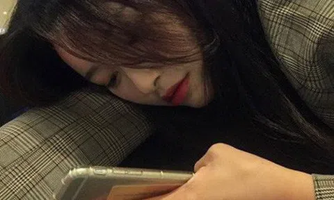 Đừng chờ tin nhắn của ai đó sau 12h đêm: Bài viết cho bạn thấy mình cô đơn đến thế nào!