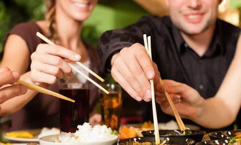 4 kiểu ăn uống càng ăn càng xấu xí, già nua, bệnh tật: Có thể bạn cũng đang mắc lỗi này!