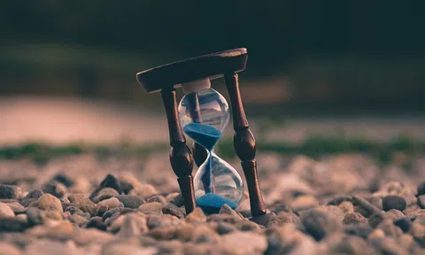 Bán mạng làm việc, hối hả với các mối quan hệ, một ngày lặng người nhận ra: Mình đã già