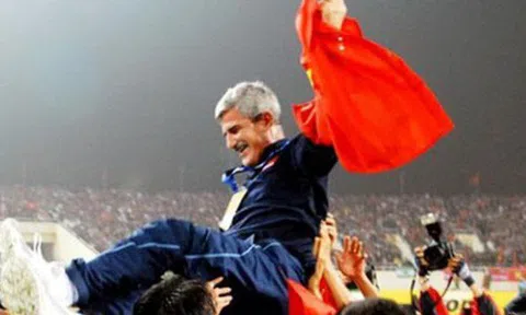 “Vị thánh sống” từng giúp ĐT Việt Nam lên ngôi AFF Cup 2008 giờ đang làm gì?