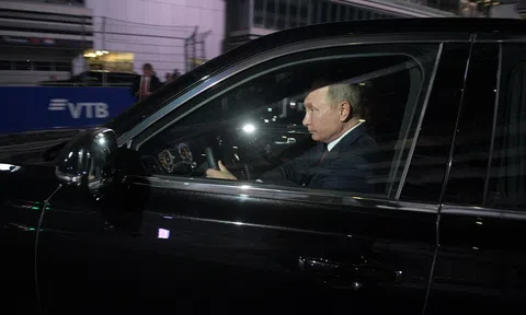 Tổng thống Putin lái siêu xe chở lãnh đạo Ai Cập quanh đường đua Công thức 1