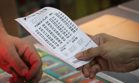 Ngồi buồn mở ví ra xem, bất ngờ tìm được tờ vé số trúng 23 tỷ đồng