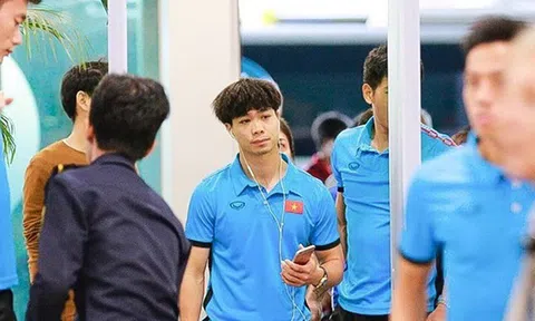 Vì sao cả đội ai cũng dùng iPhone X mà Công Phượng vẫn gắn bó với iPhone 6?