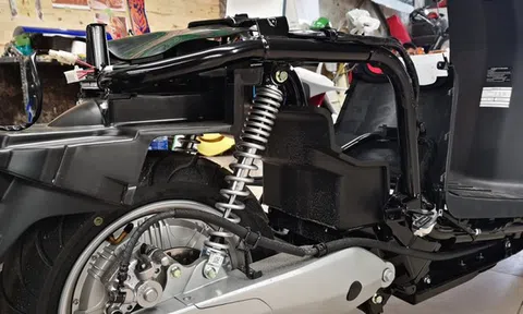 Mổ nội thất xe máy điện Vinfast Klara:Khung chất lượng cao, pin thay rất nhanh