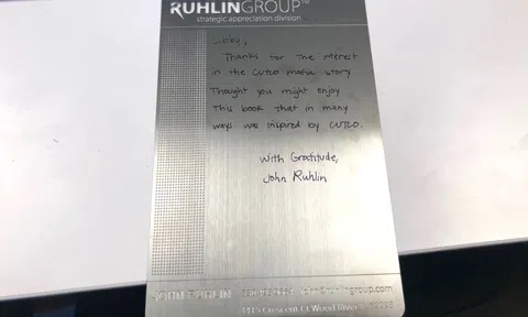 Ai cũng chê chàng CEO này điên khùng khi nướng tiền vào card visit, nhưng hóa ra đây là cách marketing hiệu quả nhất mà bạn nên thực hiện