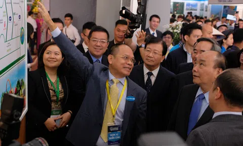 Thủ tướng thăm gian hàng Chuỗi giá trị NNCNC của Lavifood và Viện KTNNHC