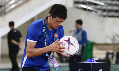 Ban huấn luyện 'làm phép' trái bóng AFF Cup cho thủ môn Đặng Văn Lâm