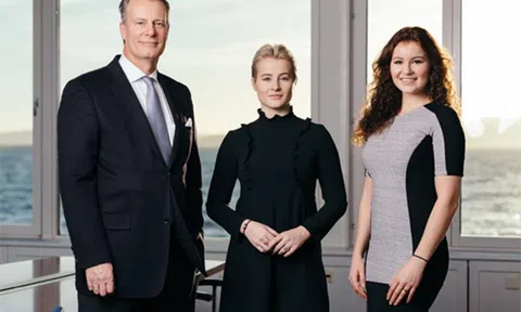 Bất ngờ 2 ái nữ siêu giàu: Tuổi 20, mỗi người cất riêng 1,4 tỷ USD