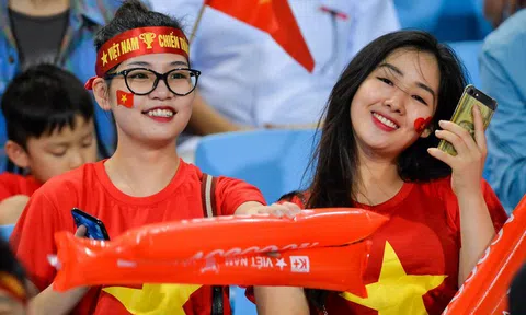 Các CĐV nữ phấn khích ăn mừng chiến thắng của tuyển Việt Nam