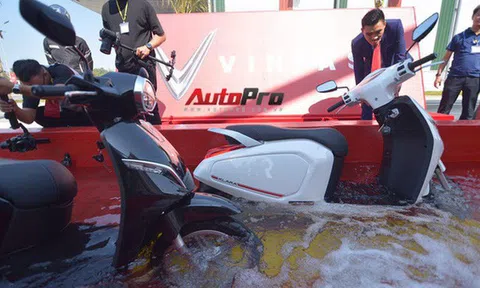 Ngắm VinFast Klara lội nước nửa mét nhẹ nhàng: Xe máy điện thông minh không ngại lụt lội Việt Nam