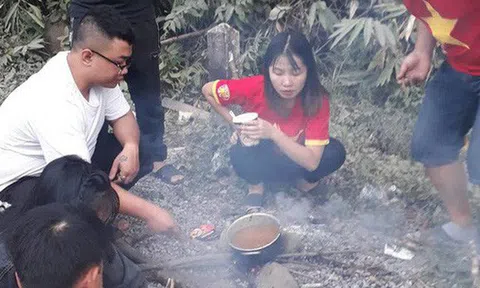 CĐV Việt Nam sang Lào cổ vũ AFF Cup 2018: Cả thôn rủ nhau lên đường, đói thì dừng ăn, xe hỏng thì dừng sửa