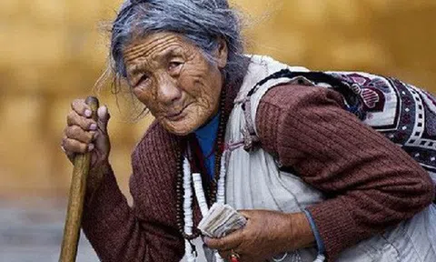 Mang ô đi bán, chỉ nói với khách 2 câu, bà cụ đã bán được 20 cái ô trong vòng vài phút