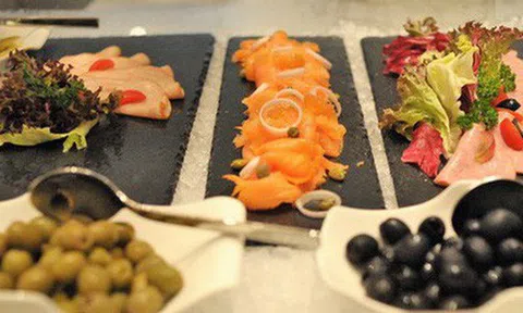 Cận cảnh bữa ăn tươm tất 5 sao của đội tuyển Việt Nam trước ngày đấu Myanmar ở AFF Cup 2018