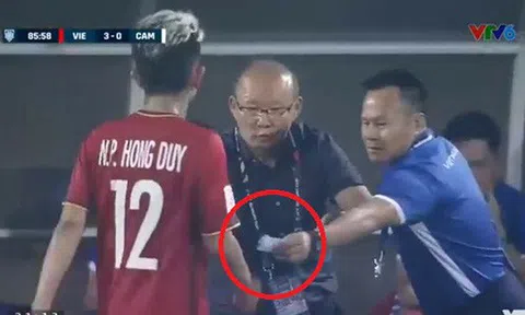 Tiết lộ mẩu giấy "nhắc bài" thầy Park đưa cho Hồng Duy trong trận đấu với Campuchia