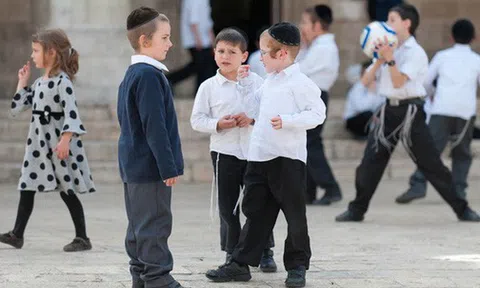 Trong khi bố mẹ Việt còn bế ẵm, xúc từng thìa cơm thì đây là cách người Do Thái rèn con tự lập ngay từ khi 2 tuổi