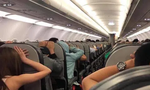 Hành khách hoảng sợ chắp tay cầu nguyện trên máy bay Vietjet