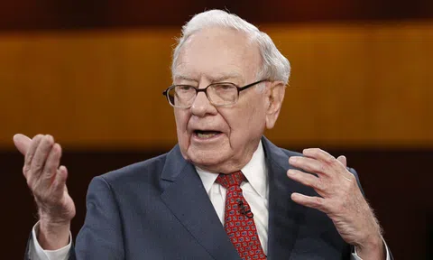 Tỷ phú Warren Buffett khuyên người trẻ: Giao tiếp kém giống như bạn 'liếc mắt đưa tình' với một cô gái… trong bóng tối!