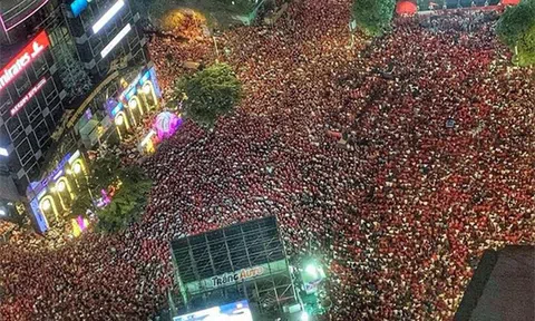 Ảnh chụp từ trên cao cho thấy 'biển' người quá ấn tượng trên phố đi bộ Nguyễn Huệ, một lòng cổ vũ cho ĐT Việt Nam