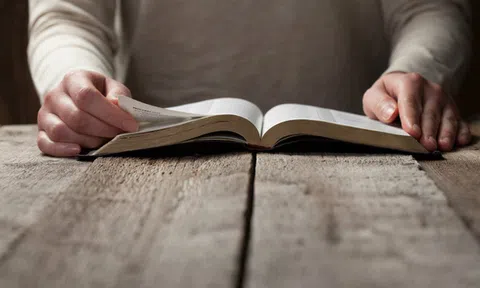 Tò mò làm theo lời tỷ phú Warren Buffett, tôi đã đọc 200 đầu sách trong 1 năm: Và kết quả, tôi đã nghỉ việc, từ bỏ bàn làm việc mơ ước và thấy được ý nghĩa thực sự của cuộc sống