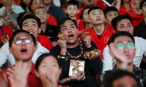 Hé lộ tài sản 'khủng' của đại gia đeo 13kg vàng cổ vũ bán kết AFF Cup 2018