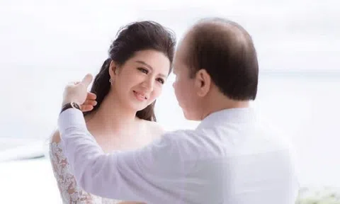 Vợ mới cưới của Thứ trưởng Bộ Tài chính khoe được ưu ái nhiều vé xem bóng đá