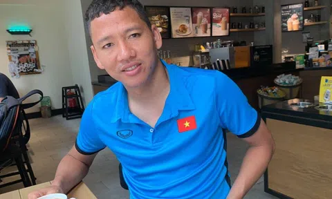 Tiền đạo Anh Đức thảnh thơi uống cafe chuẩn bị cho chung kết AFF Cup