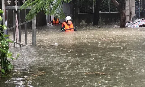 Đà Nẵng: Có nơi nước lên tới cổ, giải cứu nhiều người mắc kẹt