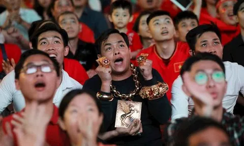 Qua một đêm, chàng trai bán dầu ăn thành 'đại gia' đeo 13kg vàng đi cổ vũ đội tuyển Việt Nam