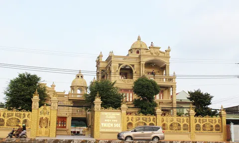 Toà biệt thự đá dát vàng bên Hồ Tây của đại gia bí ẩn Hà thành