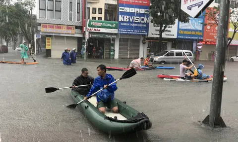 Người dân bơi xuồng, quăng lưới bắt cá giữa phố Đà Nẵng