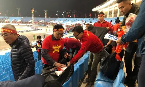 Phó thủ tướng Vũ Đức Đam tham gia dọn rác khán đài B sau trận chung kết AFF Cup