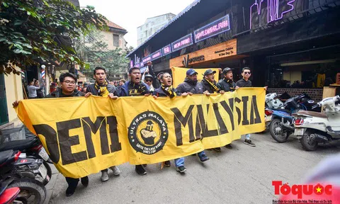 Ultra Malaysia diễu hành dương oai khắp Hà Nội, tiến về "chảo lửa Mỹ Đình"