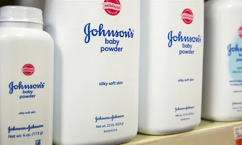 Reuters: Johnson & Johnson biết phấn rôm của họ chứa chất gây ung thư từ lâu