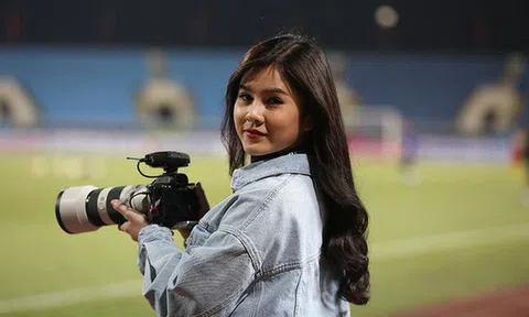 Bóng hồng xinh đẹp xuất hiện tại buổi tập của Việt Nam và Malaysia, phóng viên nước bạn thi nhau xin chụp hình