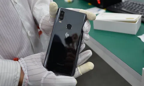 Lộ diện điện thoại Vsmart: Camera kép đặt dọc, màn hình "gần" tràn viền