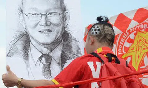 Chàng trai in hình HLV Park Hang-seo lên đầu, vượt gần 1.000km để cổ vũ đội tuyển Việt Nam tại SVĐ Mỹ Đình