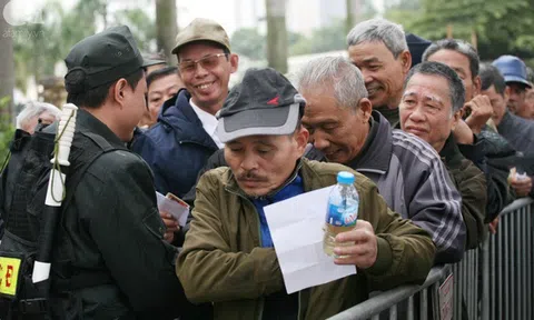 Sau vụ "đại náo" ở VFF, hàng trăm thương binh xếp hàng ngay ngắn nhận vé trận chung kết