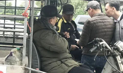 Giao dịch chớp nhoáng giữa người xưng thương binh và dân "phe vé" ngoài cổng liên đoàn