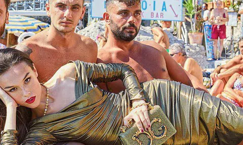 Dolce & Gabbana tiếp tục “ăn gạch” vì bộ ảnh mới bị cho là phân biệt giàu nghèo, body shaming và để lọt cả đồ Louis Vuitton