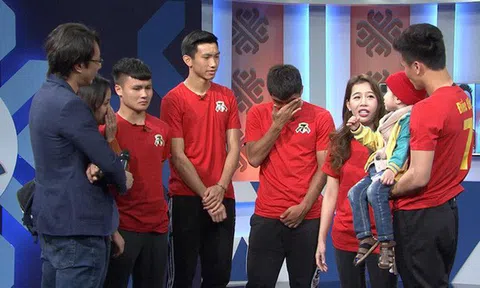 Vài giờ đồng hồ trước chung kết AFF Cup, cầu thủ ĐT Việt Nam gây xúc động với cuộc gặp gỡ cậu bé ung thư