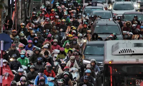 Bê trễ metro, bus: 30 năm nữa cũng khó cấm xe máy